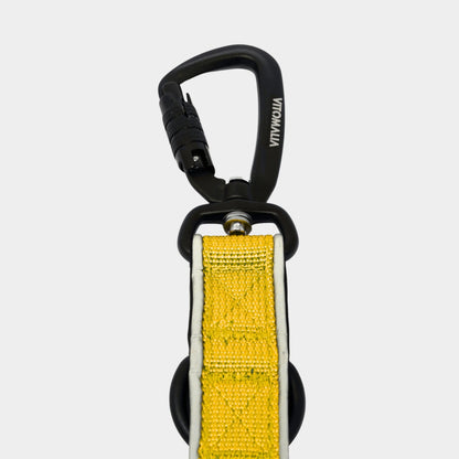 Correa para perro ligera y ajustable con mosquetón de seguridad amarillo